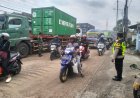 Kontainer Terbuka, 25 Ton Partikel Kayu Tumpah di Bawen